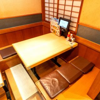 大人数から少人数までご利用いただける、様々なお席をご用意しております。