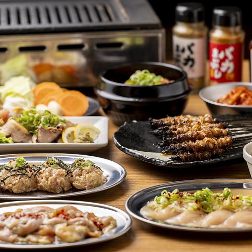 福岡名物のとり皮串、自慢のとり焼肉、海鮮、野菜…などなど！