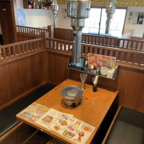 テーブル席は、ボックス型の席配置により、隣席との距離感が程よく保たれ、周囲を気にせず食事や会話を楽しめるのが魅力です。温かみのある木製テーブルと、クッション付きベンチシートが、どこか懐かしさを感じさせる落ち着いた雰囲気を演出し、家族での食事や友人同士の集まり、普段使いにも幅広くご利用いただけます。