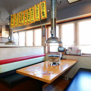 店内の活気を感じながらも、落ち着いて食事ができるよう配慮されたテーブル席。備えられた排気設備により、煙や匂いを気にせず安心して焼肉を堪能可能。壁側のベンチシートは荷物を置きやすく、ゆったりと座れるため、女性同士の食事やファミリーでのご利用にも最適です。快適さと実用性を兼ね備えた席となっています。