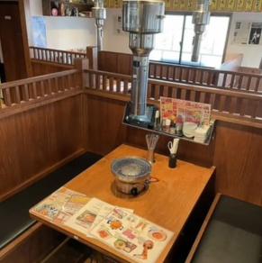 少人数から中人数まで、幅広く対応できるテーブル席は、使い勝手の良さが魅力です。テーブル中央のロースターを囲むことで自然と会話が生まれ、お肉の焼き上がる音や香ばしい香りも楽しめます。程よい高さの仕切りがあるため、にぎやかな店内でもプライベート感が保たれ、落ち着いて食事を楽しめる空間となっています。