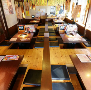 足を伸ばしてゆったりとお過ごしいただける掘り炬ごたつ席は、居心地の良さを大切にした空間です。靴を脱いでくつろげるため、長時間のお食事やご宴会でも疲れにくく、ご年配の方にも安心。ご家族でのお集まりや、気心知れた仲間との語らいの場など、さまざまなシーンで、じっくりと美味しい焼肉をお楽しみいただけます。