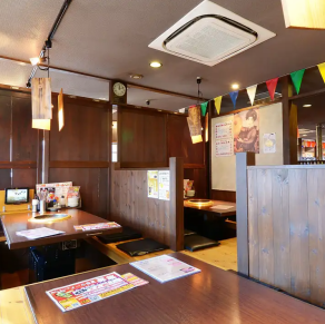 掘りごたつ席は、足を伸ばせるため、正座が苦手な方でも快適にお過ごしいただけます。友人同士の集まりはもちろん、小規模な宴会や歓送迎会など多彩なシーンで活躍します。焼き立てのお肉や一品料理を、香りとともに味わえるのはもちろん、懐かしさを感じる雰囲気の中で食事を楽しむことで、心も体もほっと安らぎます。