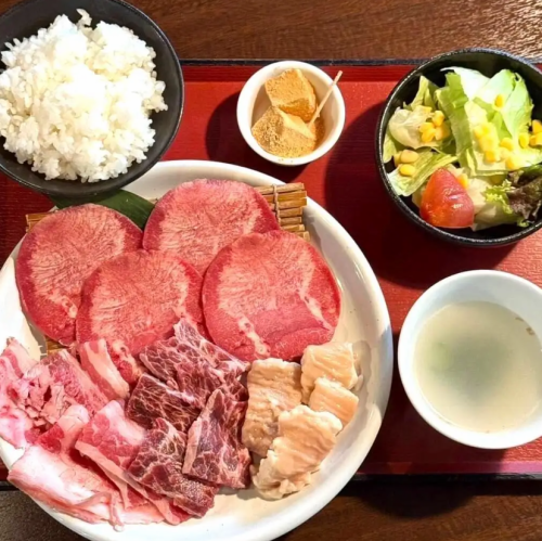 ★享用您可随意选择的烤肉午餐，保证让您吃得饱饱的★