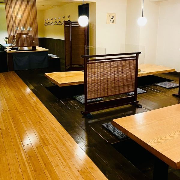 【全席掘り炬燵】すべてのテーブル天板は「やさしく」「楽しく」「ゆっくりと」をコンセプトに、自然の温もりを感じられる無垢板から家具を製作されている京都・伏見の「daBOSCO」（ダボスコ）さんに作っていただきました。全席掘りごたつ形式なので、足を楽にしてゆったりお食事を楽しんでいただけます。
