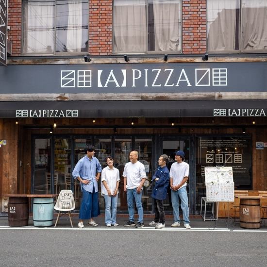 This shop is famous for its wide variety of "square pizzas"! Even if you eat by yourself, it's fun to share with others.