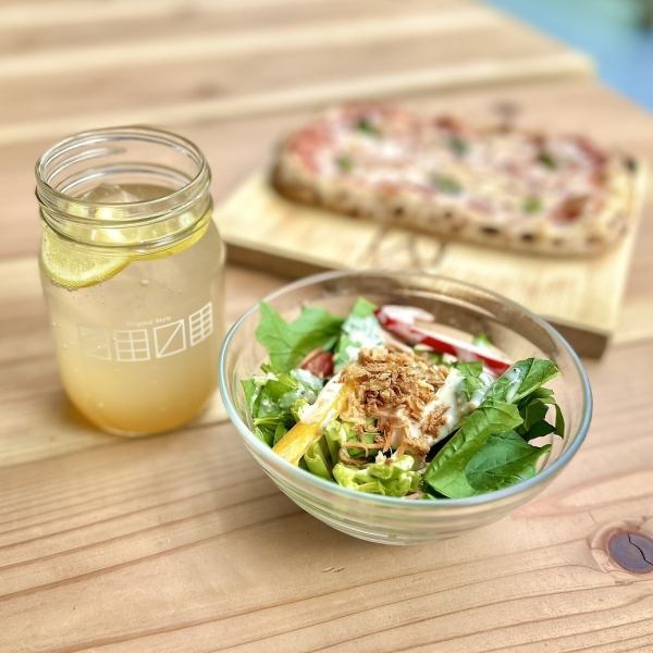 【ランチタイム限定】メインディッシュにプラス480円★お得にドリンクとサラダのセットがご利用可能♪