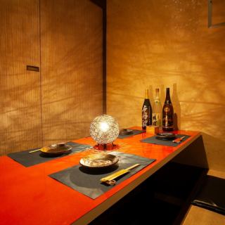 2名様～ご利用可能な個室席を多数ご用意しております。デートや記念日に雰囲気のあるプライベート空間です。扉付き完全個室となっておりますので周りを気にすることなくお過ごし頂けます。お席のみのご予約も承っております。