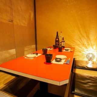 写真は4名様完全個室★何名様でも完全個室へご案内★雰囲気抜群の落ち着きある店内！ゆったりとお寛ぎいただける個室席を完備しております。川越での飲み会、宴会、女子会、合コンにもおすすめ！事前予約で特製デザートプレートもご用意いたします！
