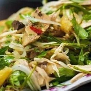 Salad with crunchy parent chicken and laurum (tadade)