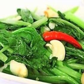 Stir-fried seasonal green vegetables with garlic