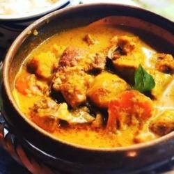 Coconut chicken curry with French bread