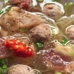 Bun bo viengang (beef dumplings and rice noodles with tendon soup)