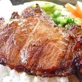 Gomsun (pork yakiniku rice dish) / Mien Sao (seafood stir-fried vermicelli) each
