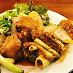 Stir-fried sweet and spicy pig's trotters in nuoc mam sauce