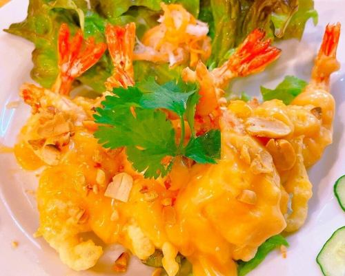 Shrimp fritters with mayonnaise and chili sauce