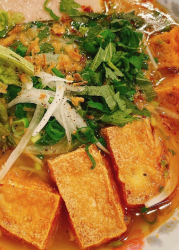 Bun Liu Kua (rice noodles with crab dumpling soup)