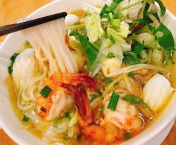 Bun Hai Sang (rice noodles in seafood soup)