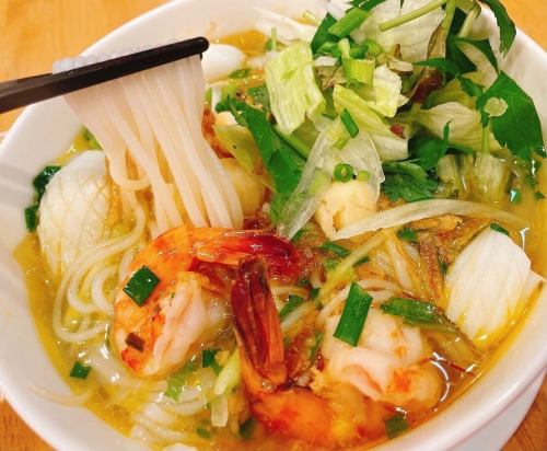 Bun Hai Sang (rice noodles in seafood soup)