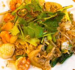 Meesao (instant fried noodles with lots of ingredients)
