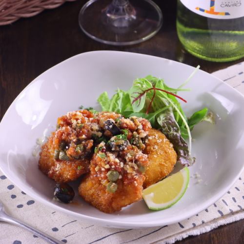 チキンカツ　プッタネスカソース