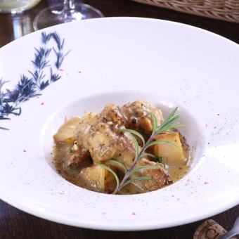 Chicken drumsticks and new potatoes in a cacciatore sauce