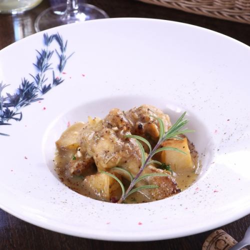 닭 날개와 새 감자 카차 토라