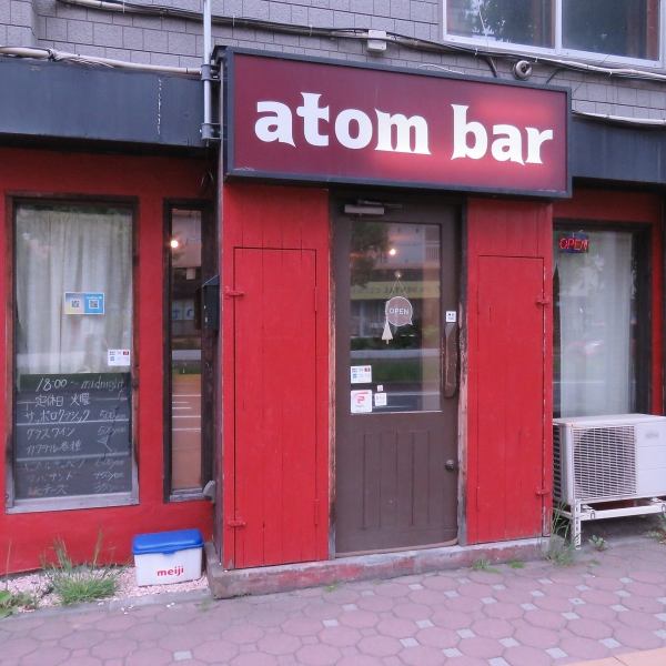【店舗外観】赤い入口が目印！飲み屋とBARどちらでも利用できる人気店です。是非お気軽にご来店ください◎