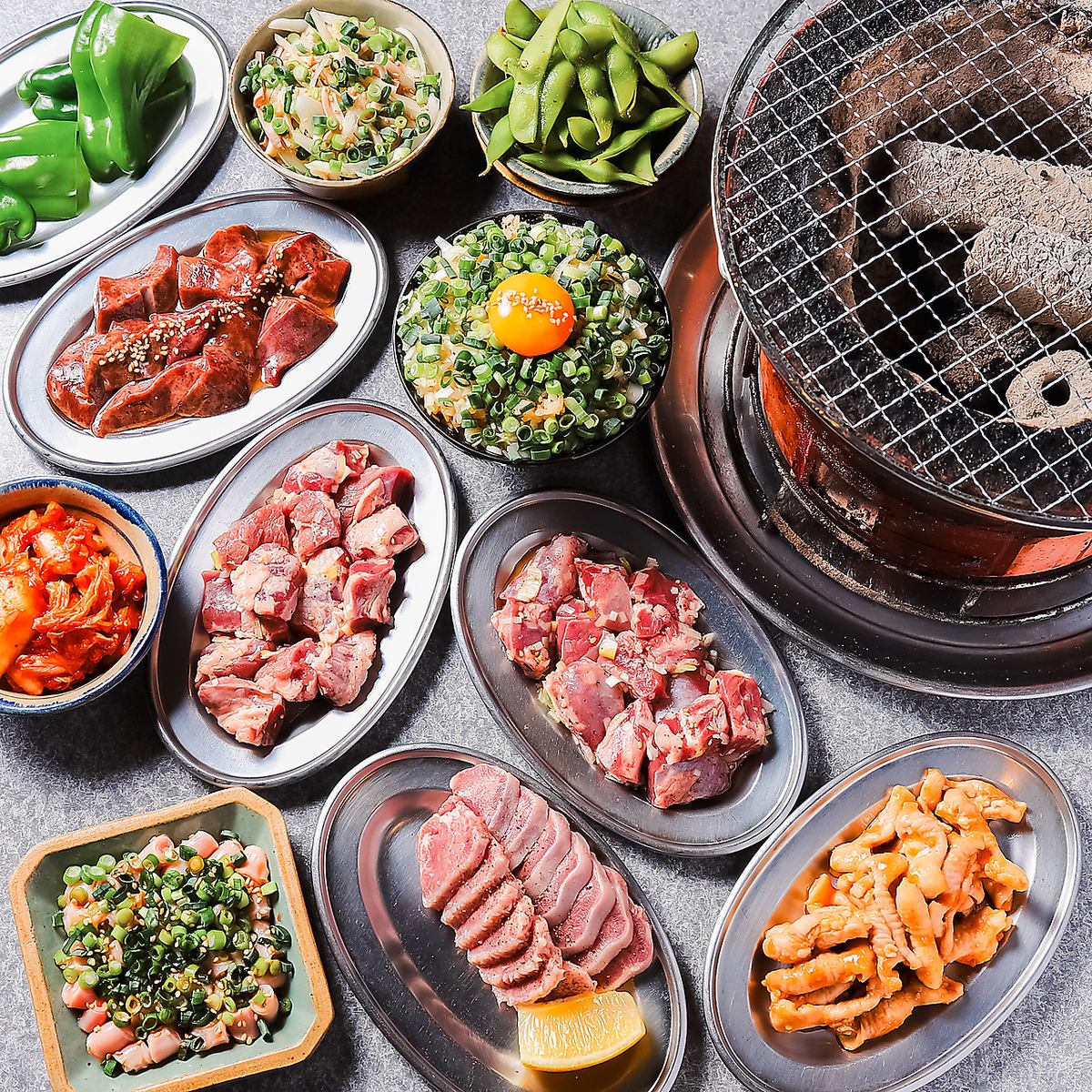 朝締め国産豚の新鮮ホルモンとハツ刺しが人気。七輪焼肉を気軽に楽しめる酒場