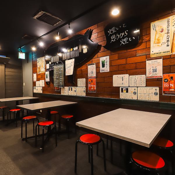 【七輪の香ばしさを楽しむテーブル席で焼肉時間】テーブル席では七輪で焼く本格焼肉をゆったり楽しめます！目の前で焼き上げるお肉の香ばしい香りが食欲をそそり、会話も自然と弾みます♪仕事帰りの食事や仲間との飲み会にも最適◎気軽に集まって焼肉を楽しめる活気ある空間です！