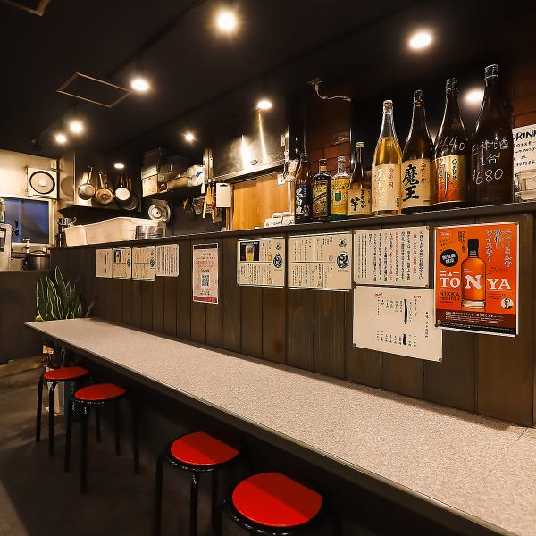 【一人飲みにも最適！気軽に楽しめるカウンター席】カウンター席は、一人でゆっくり飲みたい時にもぴったりの特等席！目の前の七輪で好きな焼肉を焼きながら、自分のペースで食事を楽しめます。仕事帰りにふらっと立ち寄って、しっぽり一杯…そんな大人の時間を満喫できる居心地の良い空間です◎