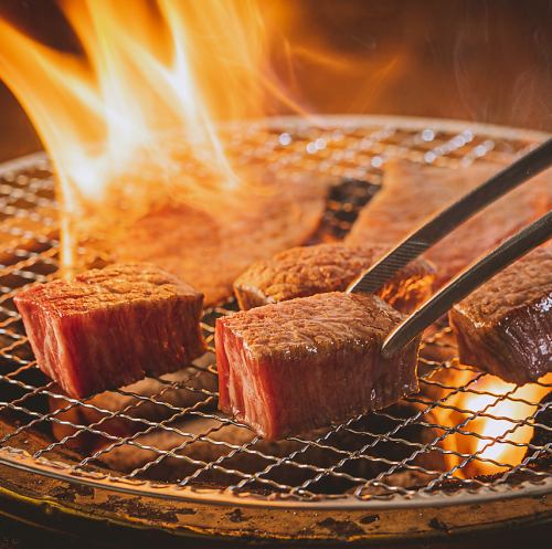 <p>「牛仙」がこだわるのは、肉本来の美味しさを引き立てる炭火焼きの技術。炭火で焼くことで香ばしい風味が加わり、肉の旨みがより一層引き立ちます。炭の遠赤外線効果により、外は香ばしく中はジューシーに焼き上げる絶妙な仕上がりを実現。使用する炭にもこだわり、火力が安定し雑味のない上品な香りを生み出す炭を厳選。</p>