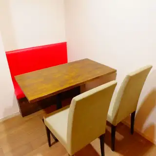 テーブル席は4名様迄ご利用できます。ソファー席もご用意していますので、ごゆっくりお食事をお楽しみ頂けます。