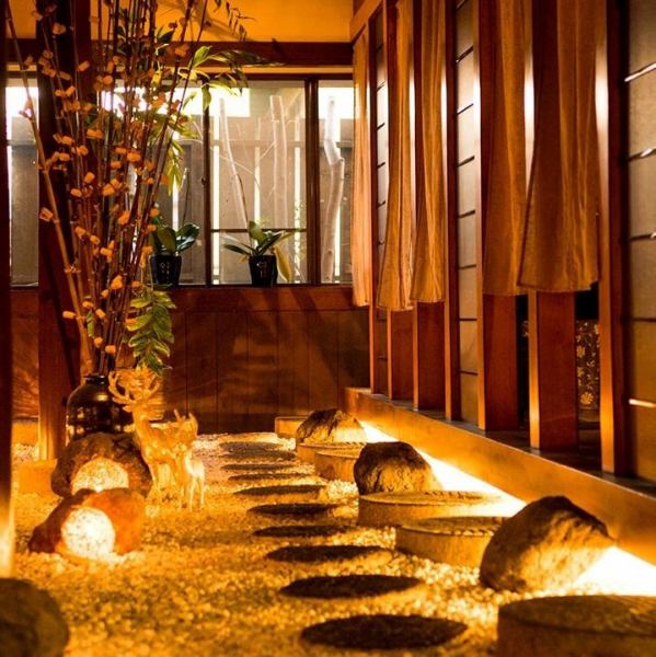 【ゆっくり楽しめる隠れ家的焼肉屋】枯山水庭園のような砂利が敷かれた店内は、間接照明に照らされ温かみのある雰囲気♪一緒に来られたお客様とより親密になれる空間を演出しております。上質な空間では、お肉とお酒のおいしさもより一層高まることでしょう！日々の疲れを癒すプチ贅沢を焼肉ココロでお楽しみください。