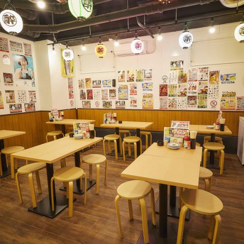 <p>【新静岡駅より徒歩約7分】居酒屋『酔っ手羽』は“朝6時まで営業中”！朝昼晩いつでも好きな時間帯にサク飲みや宴会を楽しめます♪店内には大小様々なテーブル席とカウンター席をご用意！活気溢れる店内で名物の手羽先をはじめ、つくね・餃子等、豊富なメニューをご堪能ください！</p>
