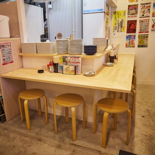 <p>会社宴会・サークル飲み会など、各種ご宴会にぜひご利用ください。大型宴会も大歓迎！毎日朝6時まで営業のため、深夜宴会・早朝宴会にも対応しております。お席のご希望ほかなんでもお気軽にご相談ください♪</p>