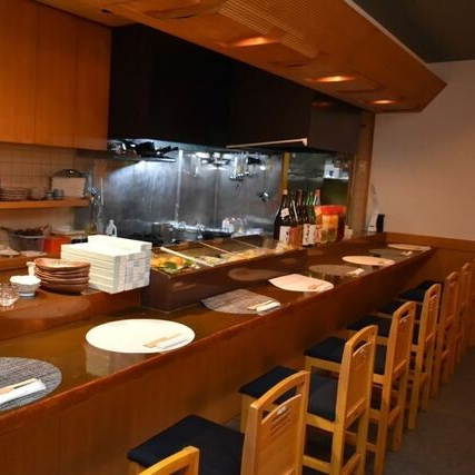 お一人様でもお気軽にご来店頂ける様、カウンター席のご用意もざいます。その他テーブル席や貸切のご対応も承っておりますので、お一人様から大人数のご宴会までどなた様でもご利用いただけます！皆様のご来店を心よりお待ちしております！