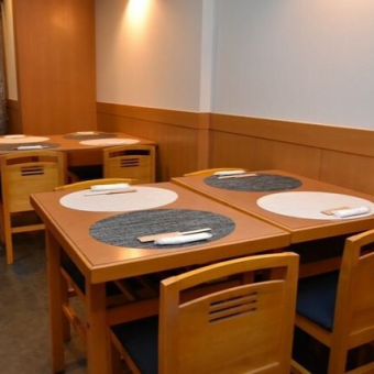 4名様用のテーブル席を2席ご用意しております。ご友人との飲み会や、会社での接待など、様々なシーンでご利用いただけます！食材にこだわったお料理や自家製のフルーツビネガーなど当店ならではのメニューを存分にお楽しみください！