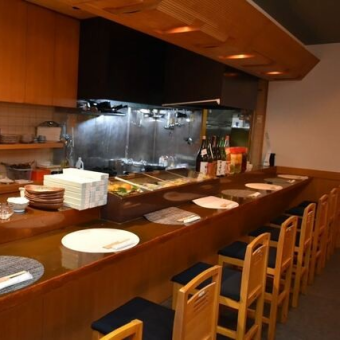 お一人様でもフラッとお気軽にご来店頂ける様、カウンター席を8席ご用意しております。カウンターテーブルは広く、お隣との距離も程よく取っておりますので、リラックスしてお過ごしいただけます！デートなどのお二人でのご利用にも最適です！