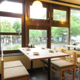 窓側がテーブルなので四季折々のロケーションを楽しみながら楽しくお酒を楽しめます！団体様用に8名～15名席も可能です！ご要望に合わせてお席を調整できるので、会社のご宴会や打ち上げ、二次会など目的に合わせてご使用いただけます。