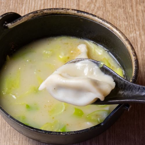 鶏白湯炊き餃子