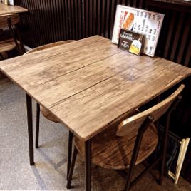 The simple and smart design of the wood-grained table seats is ideal for friends, business associates, couples and couples.The inside of the store is frequently disinfected, so please enjoy your meal with confidence ♪