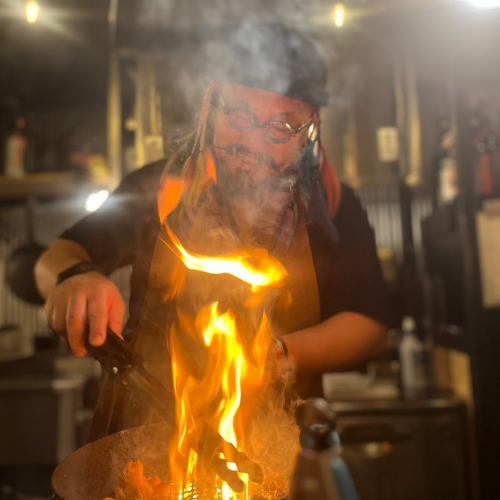 【名物】宮崎地鶏の親鳥のもも肉を日本三大備長炭である『日向炭』で豪快に焼き上げる『もも炭火焼き』