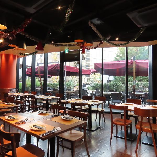 広々とした店内はデートから貸切パーティーまで全てのシチュエーションに対応可能☆歓送迎会で主賓様へのサプライズ、恋人への記念日サプライズなど演出お手伝いします☆貸切パーティーがよく行われるお店ですので、ご来店前にお電話での確認やご予約をオススメします☆