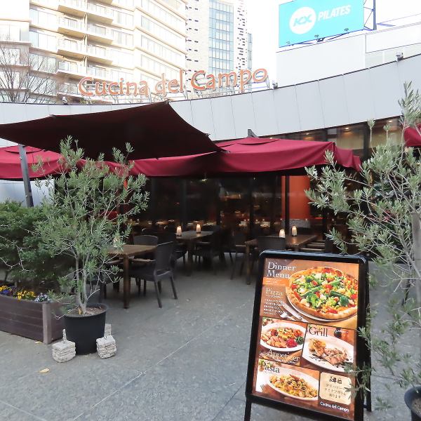 夜になると綺麗にライトアップされ、雰囲気がグッとおしゃれになり、テラス席でちょっと一杯にはもってこい☆一面大きなガラス窓で店内外、どちらから見ても開放感が溢れます♪