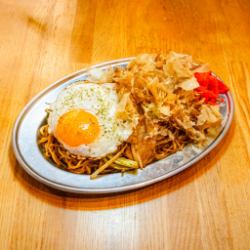 屋台のソース焼きそば（目玉焼き付き）