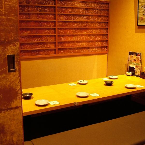 The large tatami room can accommodate up to 48 people at once.If you partition it to the fusuma, it can be used for small banquets. ◎ Surrounded by the soft and gentle lights of indirect lighting, you can enjoy your meal and drink in a calm atmosphere.Please relax slowly.