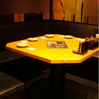 Round table type table, it is recommended.