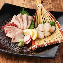 Two kinds of sashimi: yellowtail and large scallop