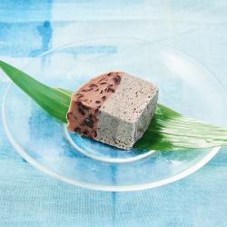 Red bean and black sesame ice cream cake (cheese flavor)